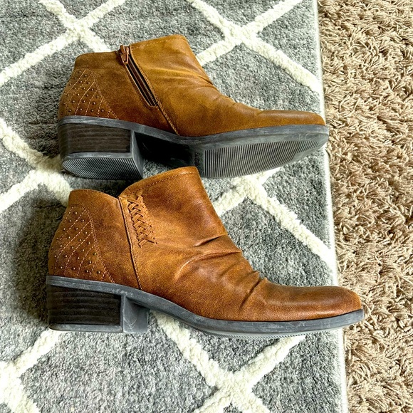 BareTraps Brown Ankle Boots - Picture 1 of 6